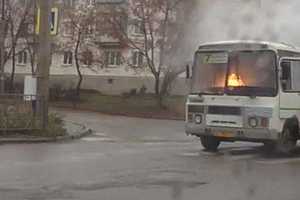 В Волжском на перекрестке загорелся автобус