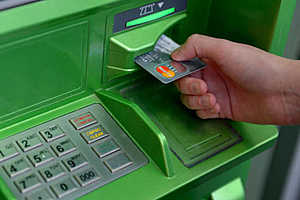 Изображая жертву: аферисты изобрели новый способ обмана у банкомата