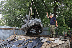 Скульптор Павел Черкис восстановит в Волгограде поврежденный монумент морякам